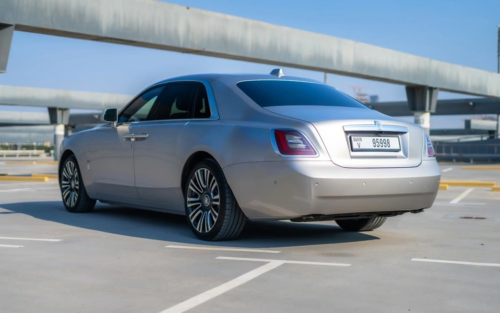 Rent a Rolls Royce Ghost silver-grey, 2022 in Dubai