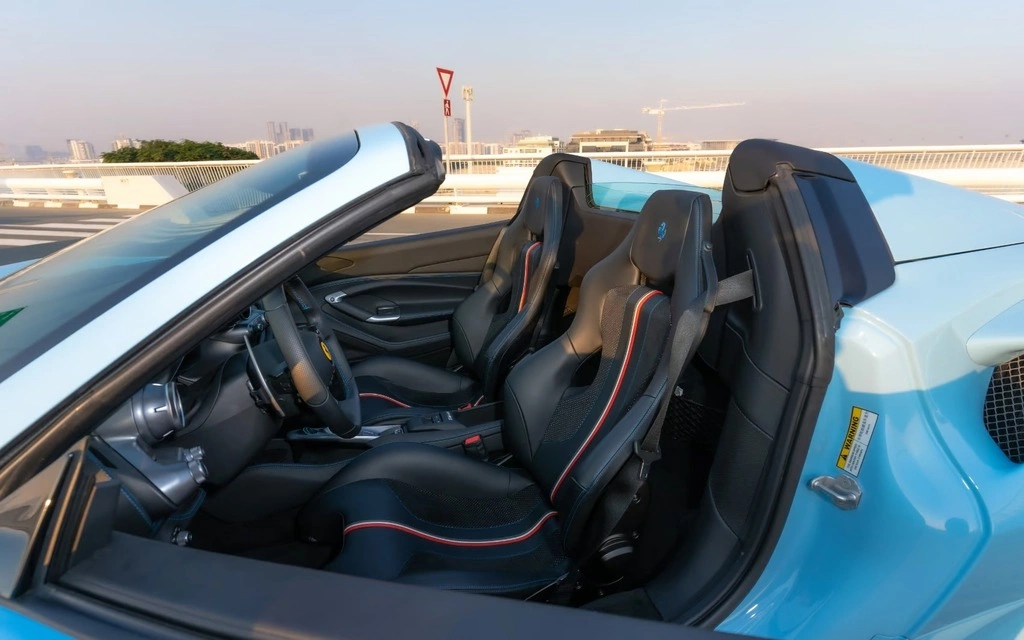 Аренда Феррари Ф8-Трибуто синий, 2023 в Дубае